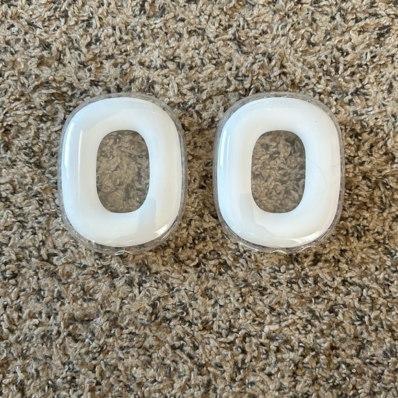 White AirPod Max Ear Covers - Picture 1 of 2